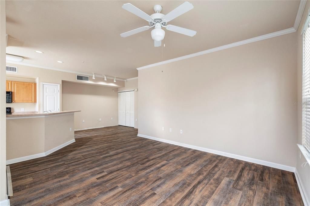 For Sale: $145,000 (1 beds, 1 baths, 848 Square Feet)