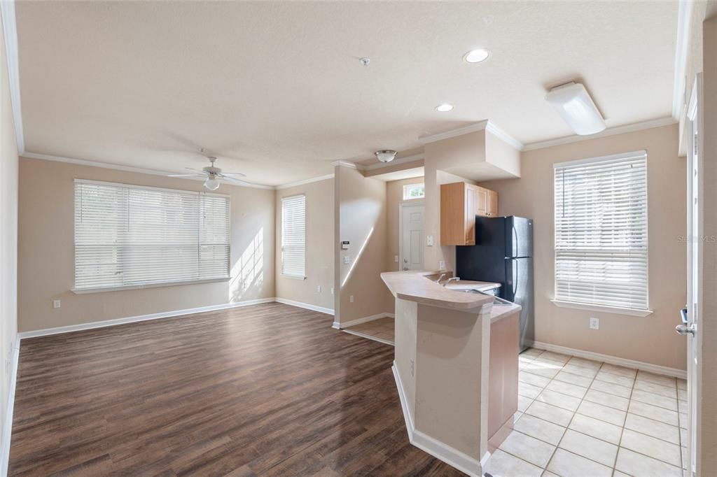 For Sale: $145,000 (1 beds, 1 baths, 848 Square Feet)