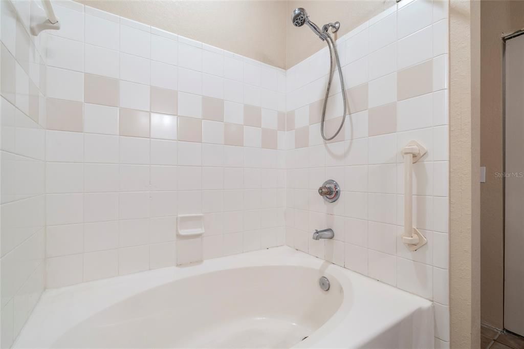 For Sale: $145,000 (1 beds, 1 baths, 848 Square Feet)
