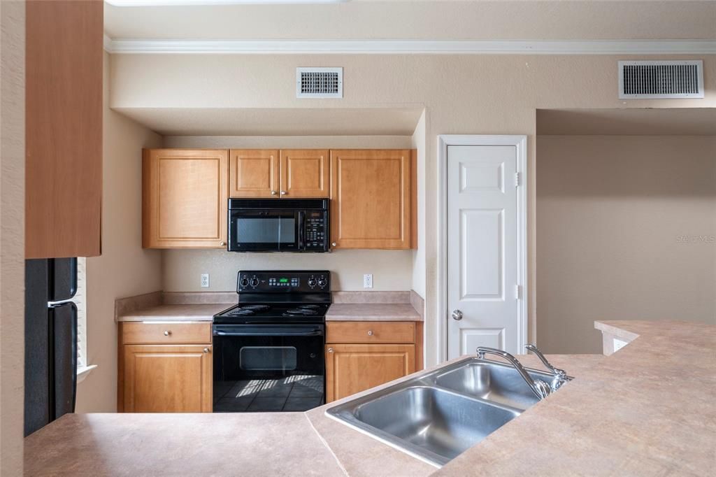 For Sale: $145,000 (1 beds, 1 baths, 848 Square Feet)