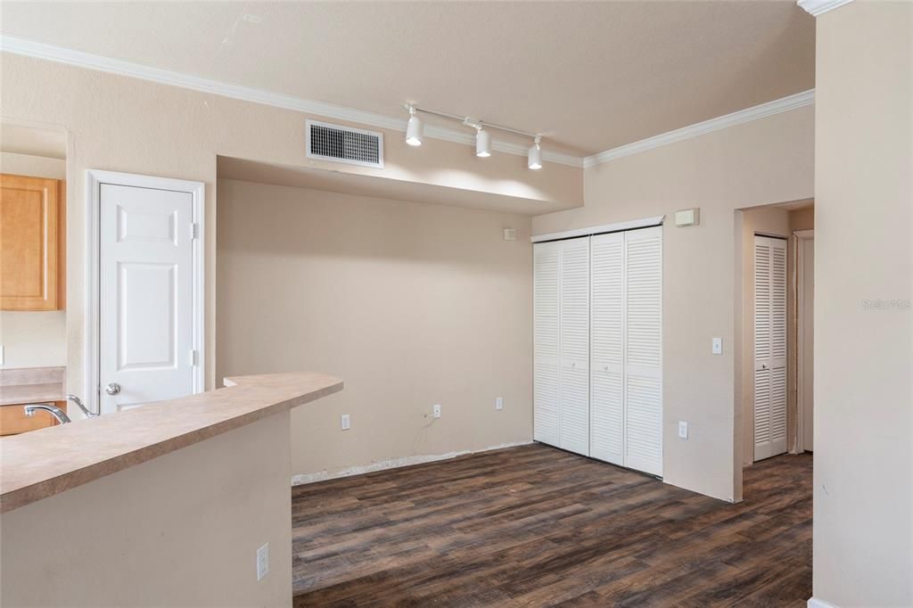 For Sale: $145,000 (1 beds, 1 baths, 848 Square Feet)