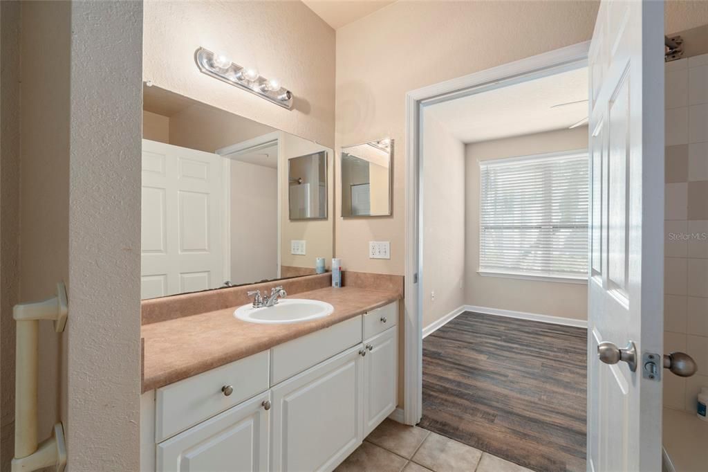For Sale: $145,000 (1 beds, 1 baths, 848 Square Feet)