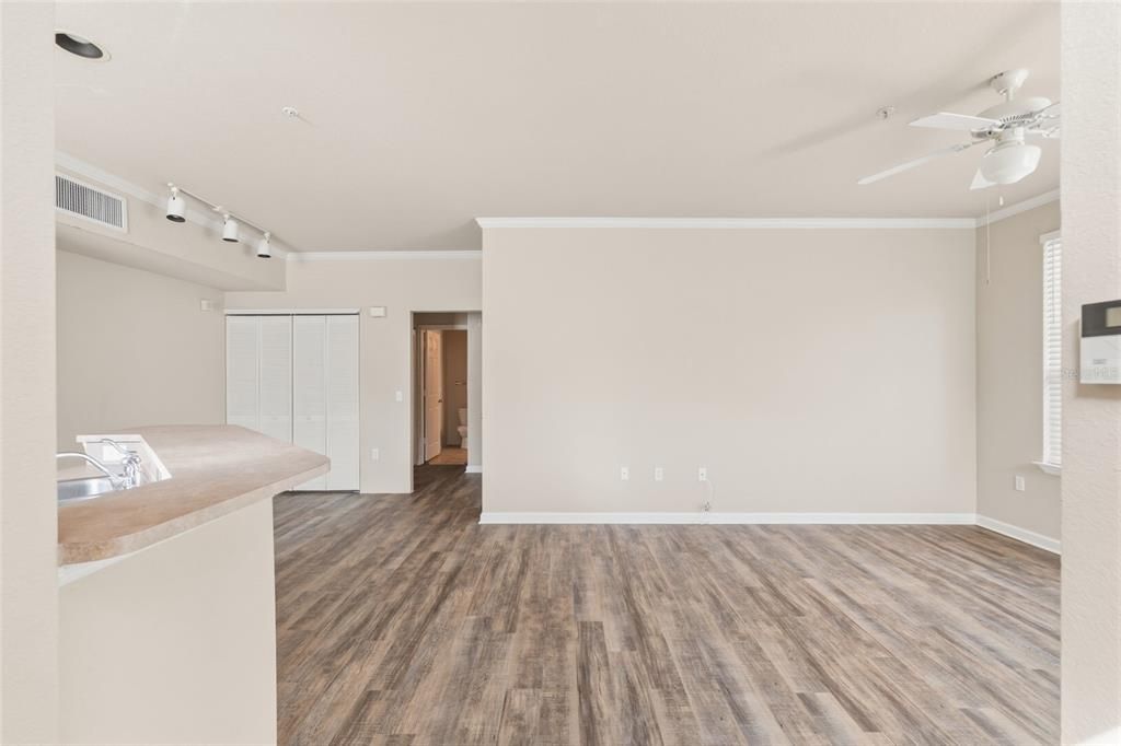 For Sale: $145,000 (1 beds, 1 baths, 848 Square Feet)