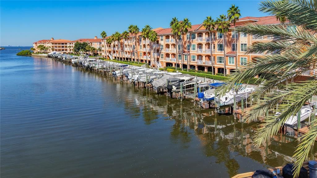 For Sale: $294,900 (2 beds, 2 baths, 968 Square Feet)