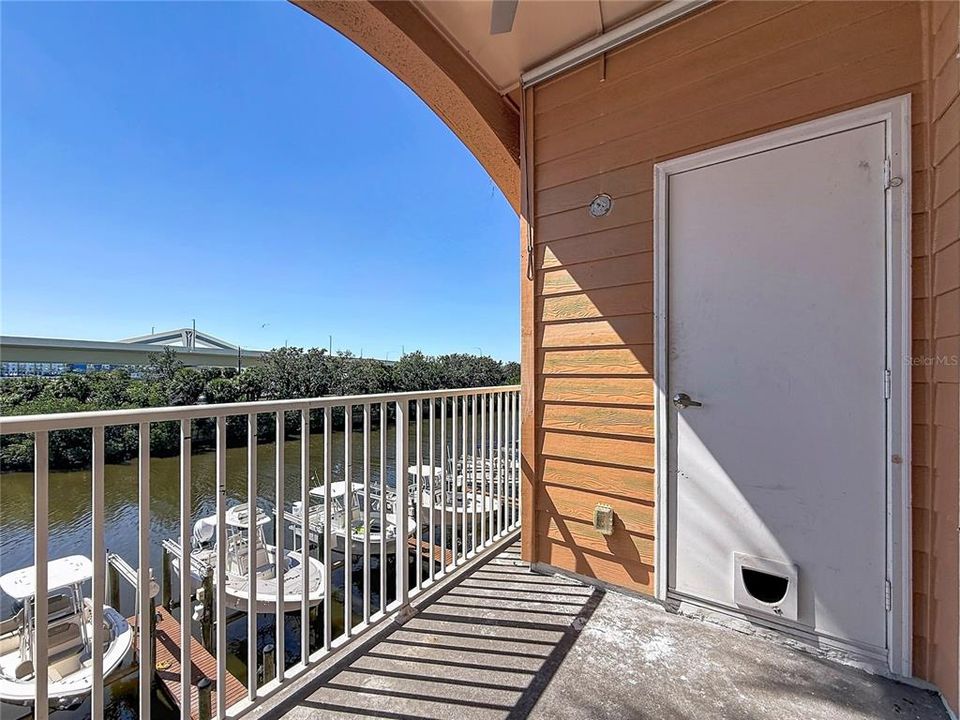 For Sale: $294,900 (2 beds, 2 baths, 968 Square Feet)