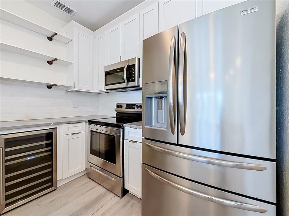 For Sale: $294,900 (2 beds, 2 baths, 968 Square Feet)