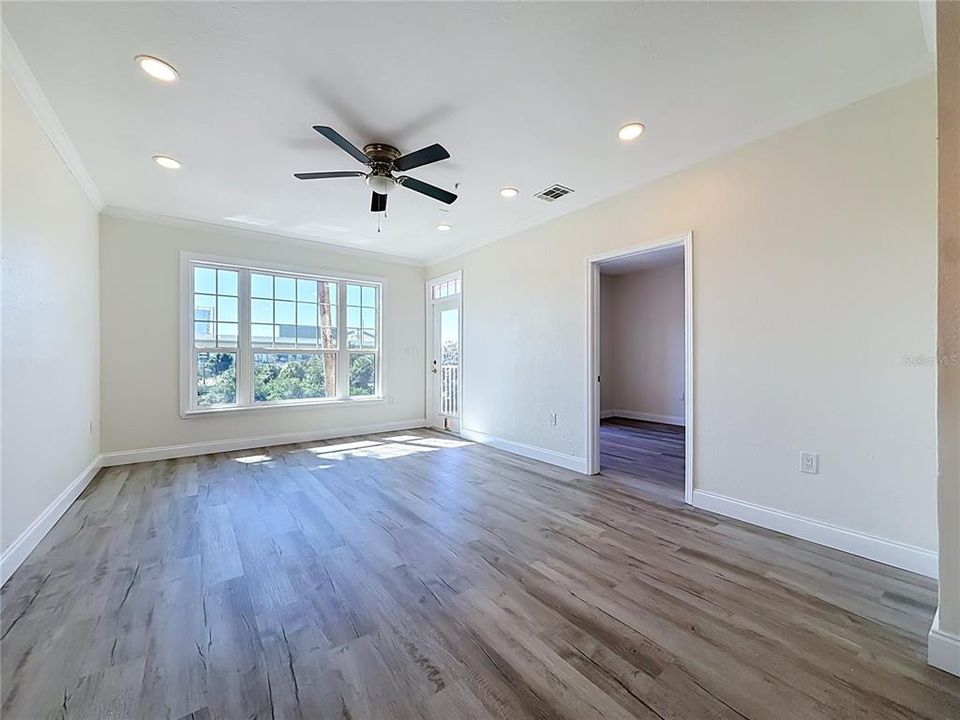 For Sale: $294,900 (2 beds, 2 baths, 968 Square Feet)