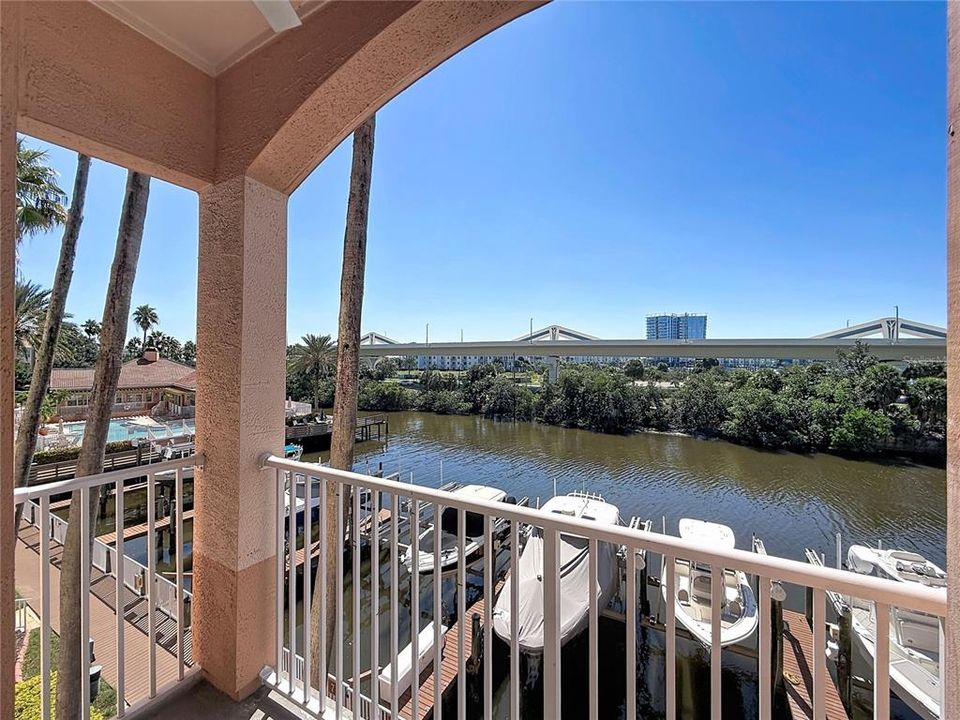 For Sale: $294,900 (2 beds, 2 baths, 968 Square Feet)