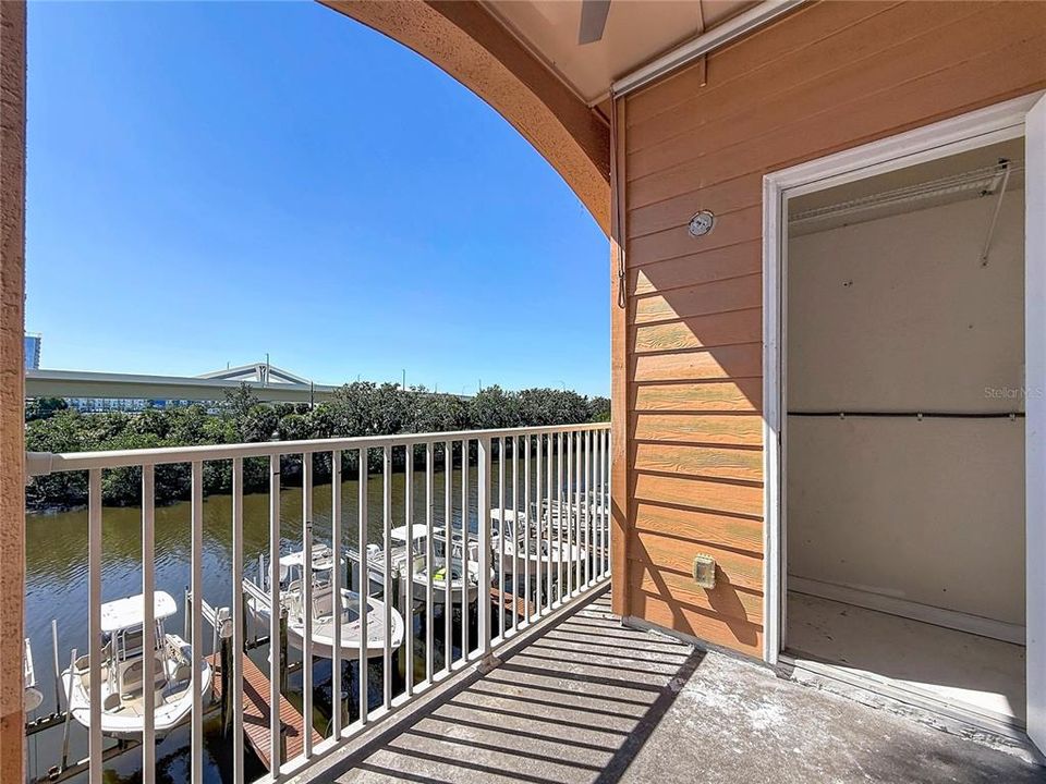 For Sale: $294,900 (2 beds, 2 baths, 968 Square Feet)