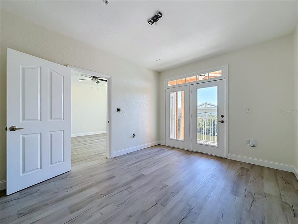 For Sale: $294,900 (2 beds, 2 baths, 968 Square Feet)