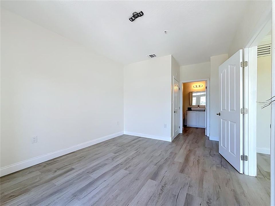 For Sale: $294,900 (2 beds, 2 baths, 968 Square Feet)