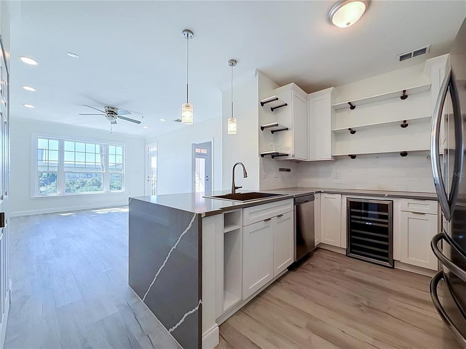 For Sale: $294,900 (2 beds, 2 baths, 968 Square Feet)