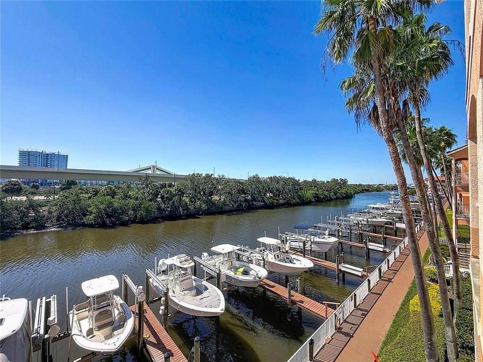 For Sale: $294,900 (2 beds, 2 baths, 968 Square Feet)