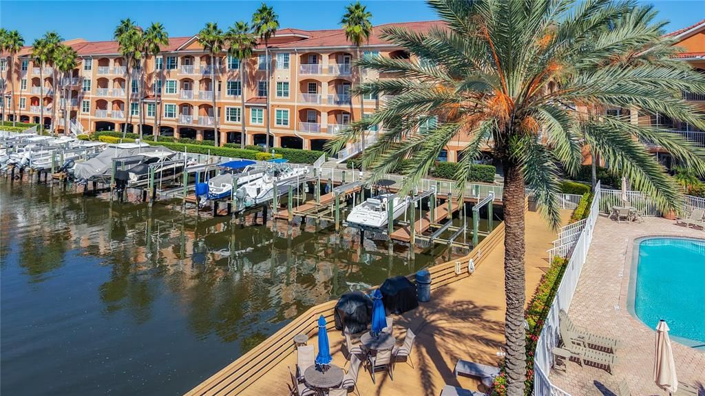 For Sale: $294,900 (2 beds, 2 baths, 968 Square Feet)