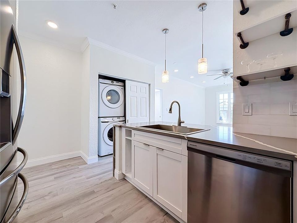 For Sale: $294,900 (2 beds, 2 baths, 968 Square Feet)