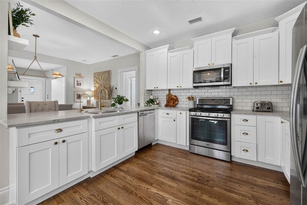 Под контрактом: $1,249,000 (3 спален, 2 ванн, 2032 Квадратных фут)