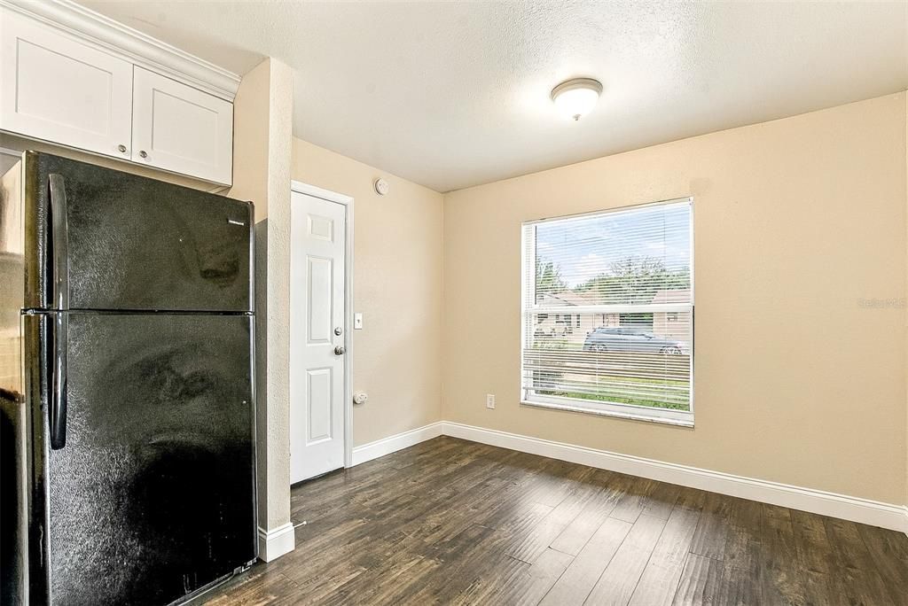 For Rent: $1,800 (3 beds, 1 baths, 988 Square Feet)