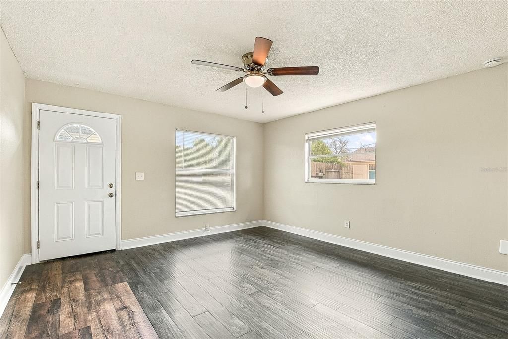 For Rent: $1,800 (3 beds, 1 baths, 988 Square Feet)