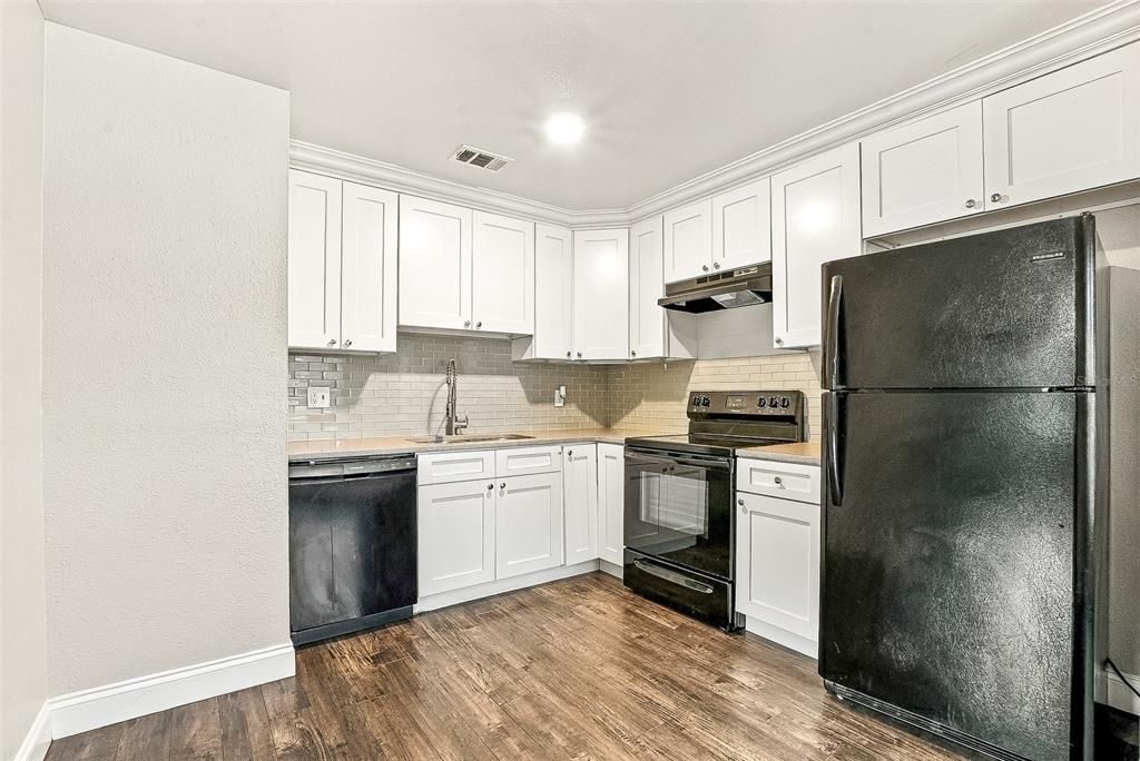 For Rent: $1,800 (3 beds, 1 baths, 988 Square Feet)