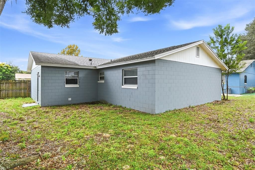 For Rent: $1,800 (3 beds, 1 baths, 988 Square Feet)