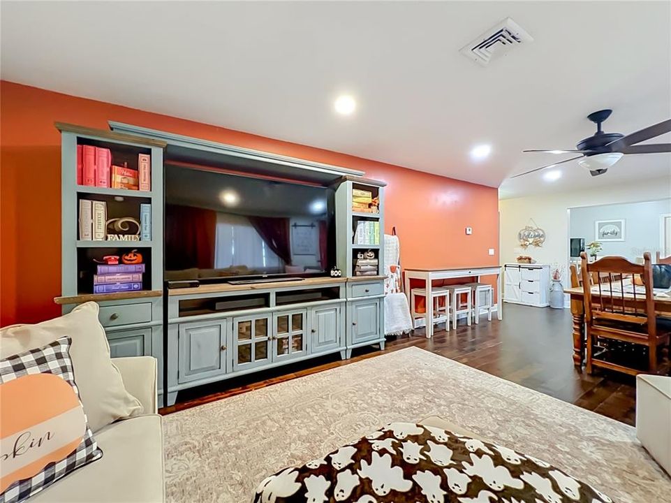 For Sale: $415,900 (3 beds, 2 baths, 1412 Square Feet)
