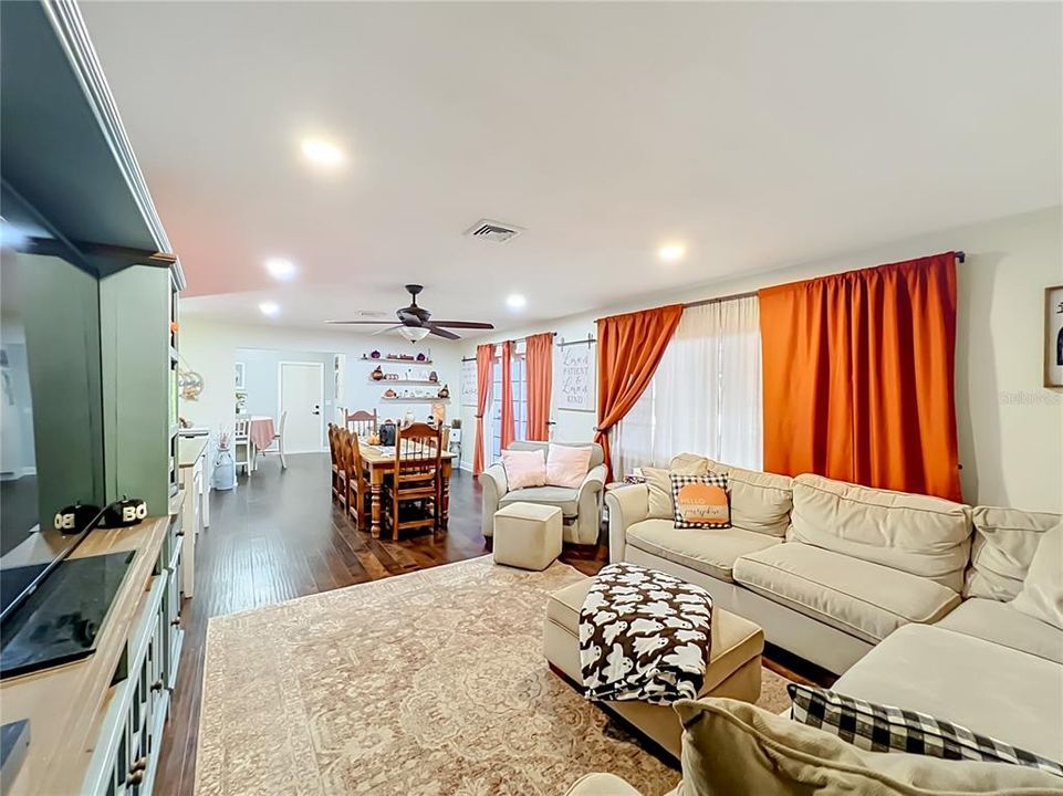 For Sale: $415,900 (3 beds, 2 baths, 1412 Square Feet)