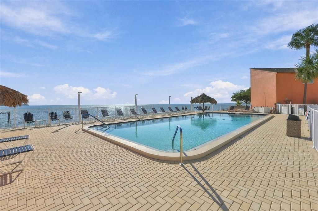For Rent: $1,895 (1 beds, 1 baths, 825 Square Feet)