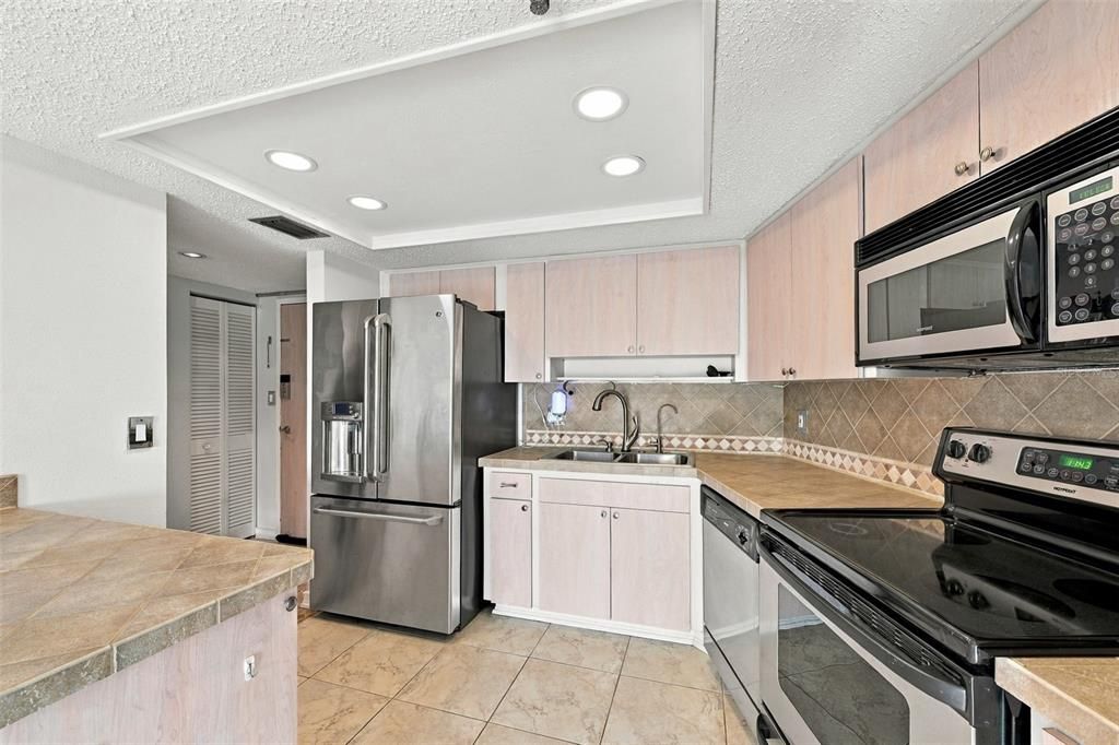 For Rent: $1,895 (1 beds, 1 baths, 825 Square Feet)
