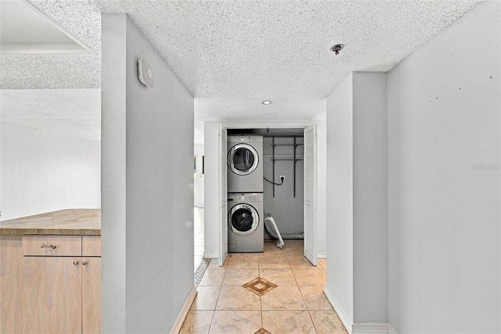 For Rent: $1,895 (1 beds, 1 baths, 825 Square Feet)