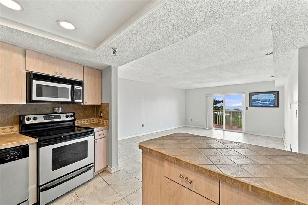 For Rent: $1,895 (1 beds, 1 baths, 825 Square Feet)