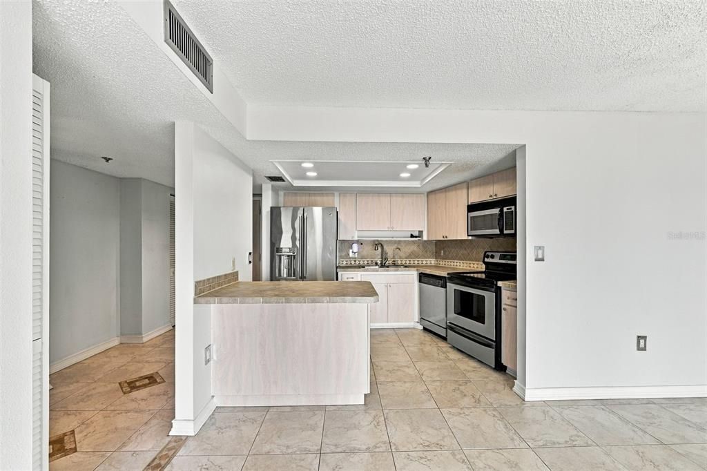 For Rent: $1,895 (1 beds, 1 baths, 825 Square Feet)