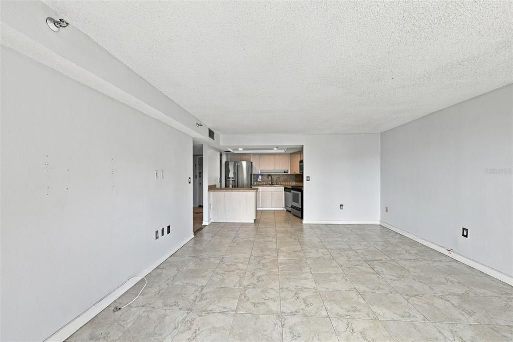 For Rent: $1,895 (1 beds, 1 baths, 825 Square Feet)