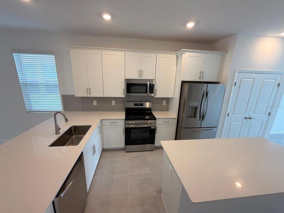For Rent: $2,400 (3 beds, 2 baths, 1659 Square Feet)