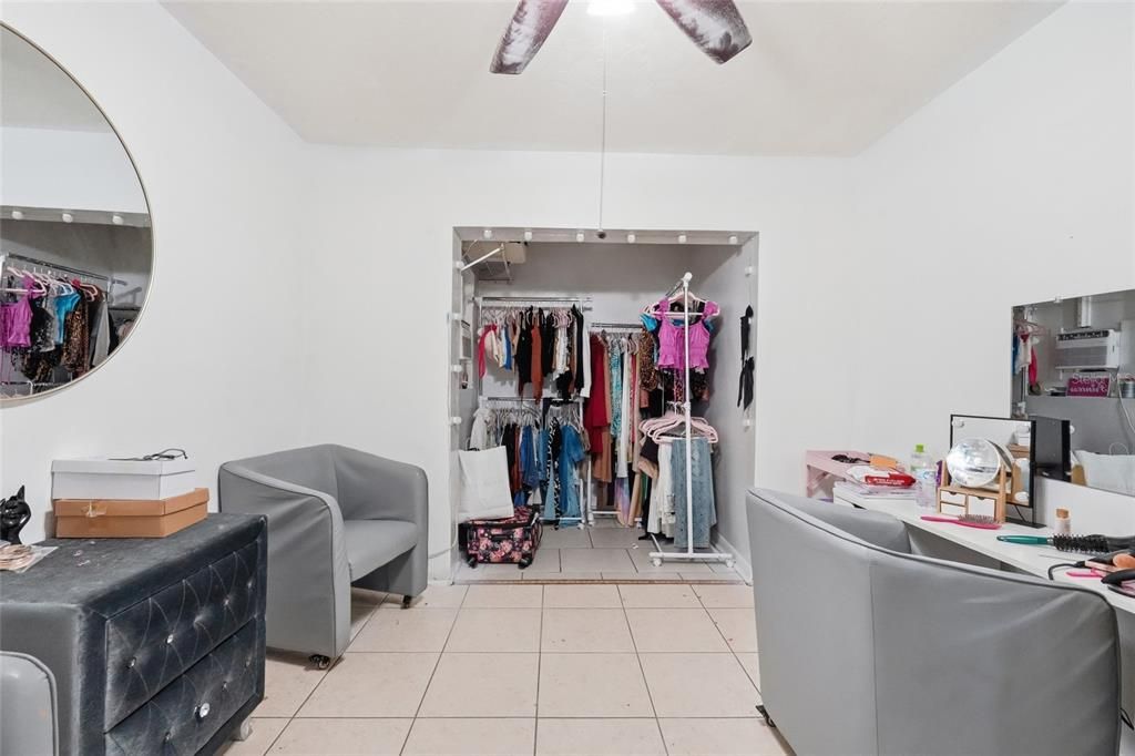 Activo con contrato: $349,900 (5 camas, 0 baños, 1980 Pies cuadrados)