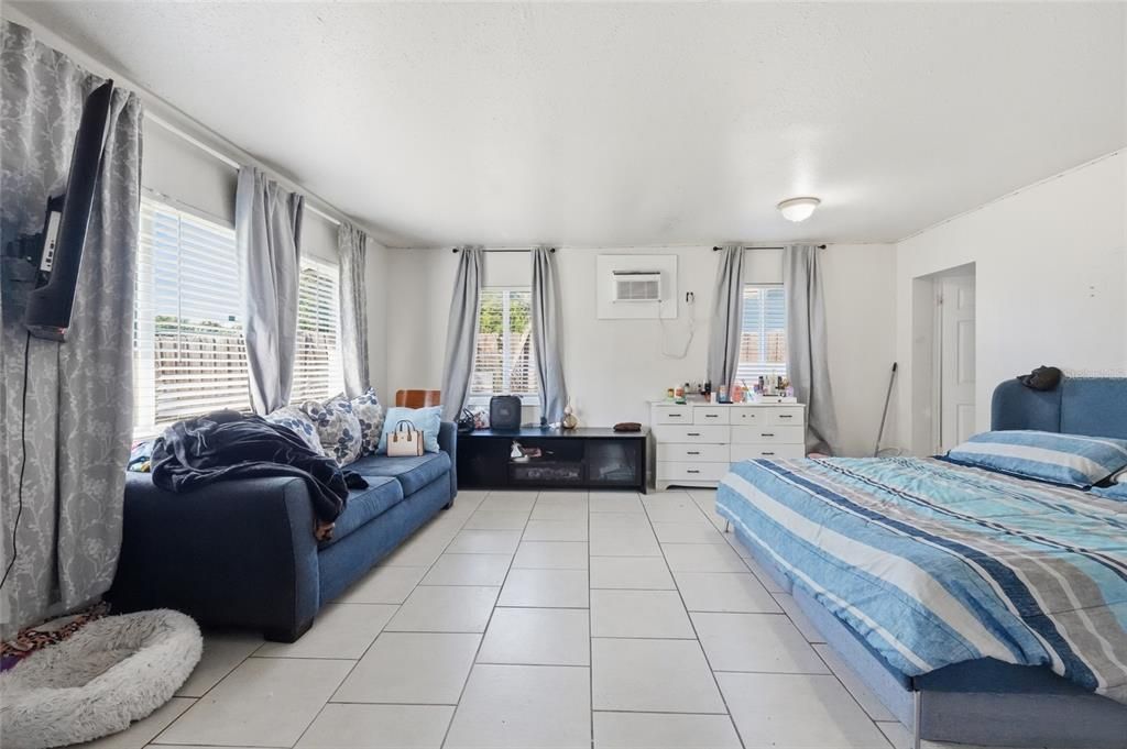 Activo con contrato: $349,900 (5 camas, 0 baños, 1980 Pies cuadrados)