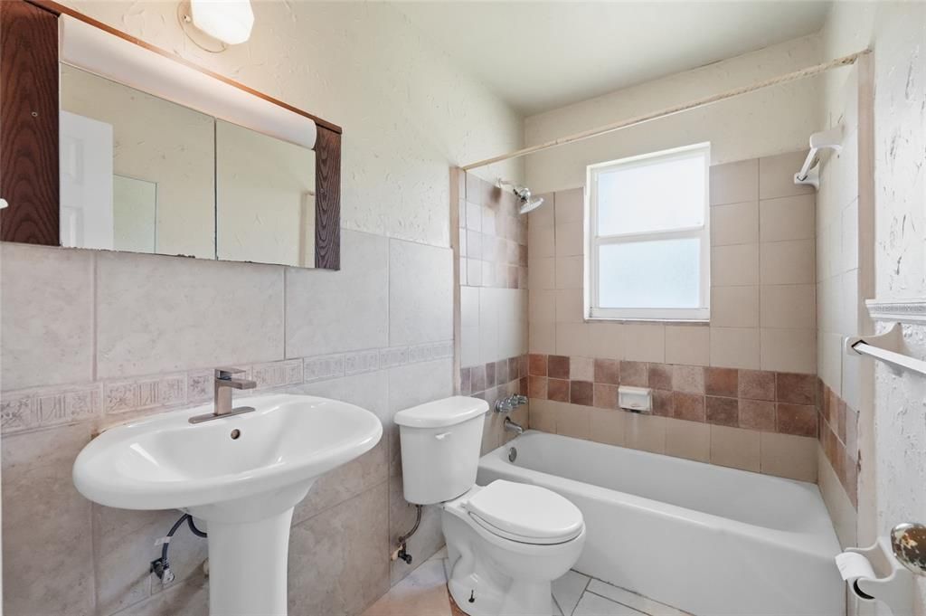 Activo con contrato: $349,900 (5 camas, 0 baños, 1980 Pies cuadrados)