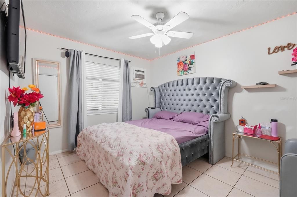 Activo con contrato: $349,900 (5 camas, 0 baños, 1980 Pies cuadrados)