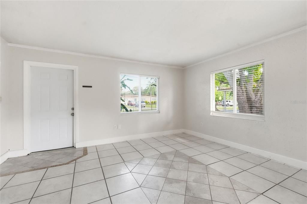 Activo con contrato: $349,900 (5 camas, 0 baños, 1980 Pies cuadrados)