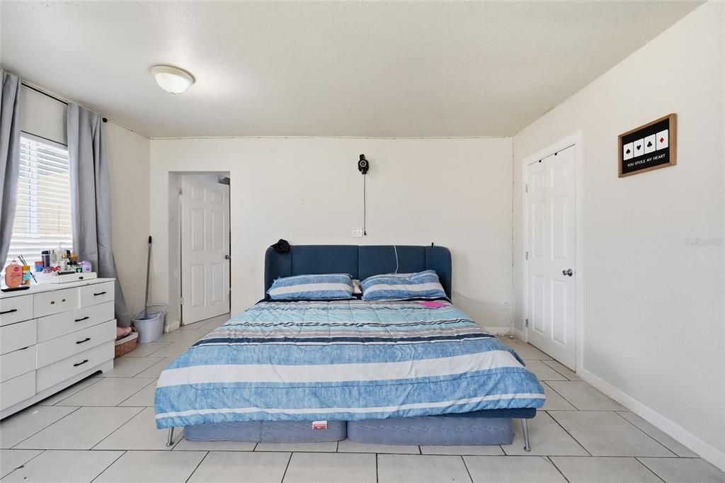 Activo con contrato: $349,900 (5 camas, 0 baños, 1980 Pies cuadrados)