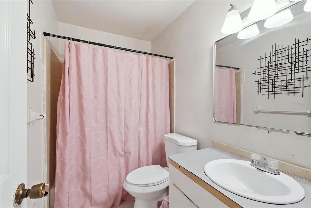 Activo con contrato: $349,900 (5 camas, 0 baños, 1980 Pies cuadrados)