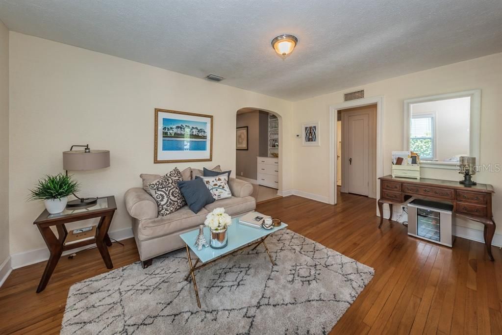 For Rent: $3,250 (3 beds, 2 baths, 1297 Square Feet)