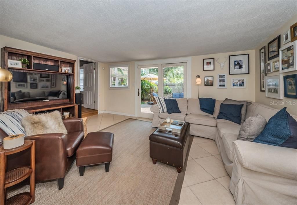 For Rent: $3,250 (3 beds, 2 baths, 1297 Square Feet)