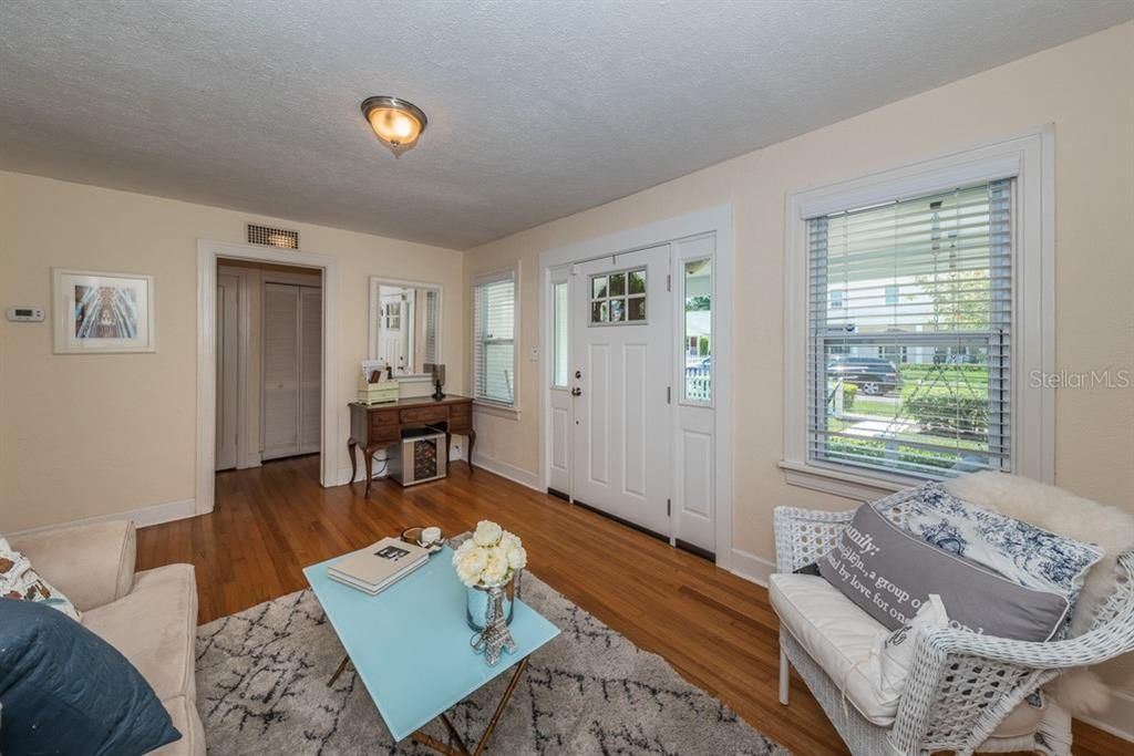 For Rent: $3,250 (3 beds, 2 baths, 1297 Square Feet)