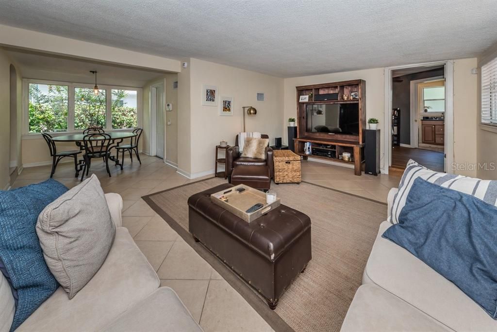 For Rent: $3,250 (3 beds, 2 baths, 1297 Square Feet)