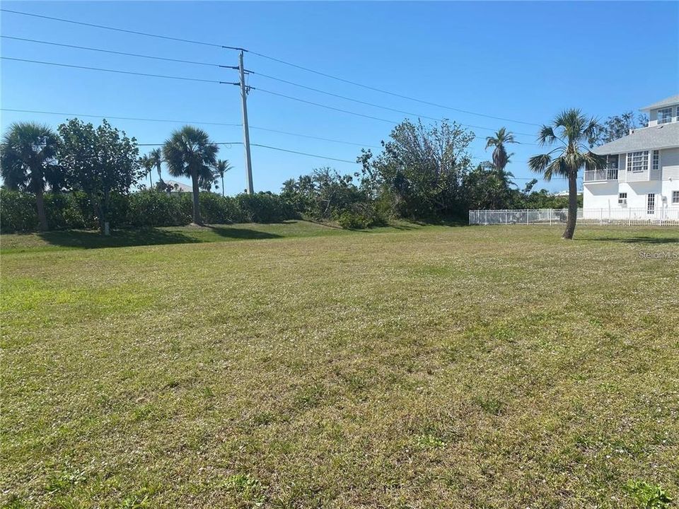 На продажу: $140,000 (0.27 acres)