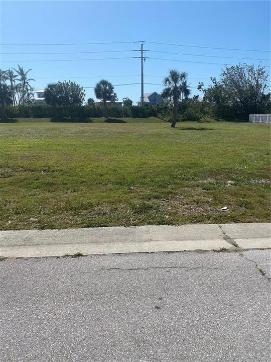 На продажу: $140,000 (0.27 acres)