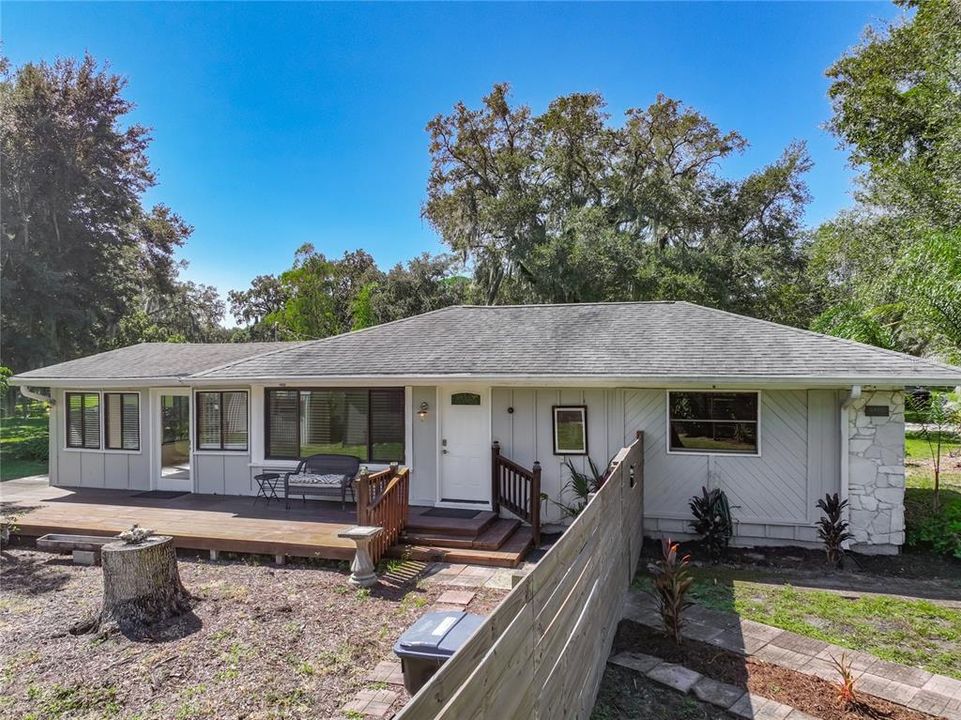 For Sale: $325,000 (2 beds, 1 baths, 1040 Square Feet)