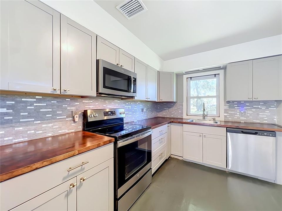 For Sale: $325,000 (2 beds, 1 baths, 1040 Square Feet)