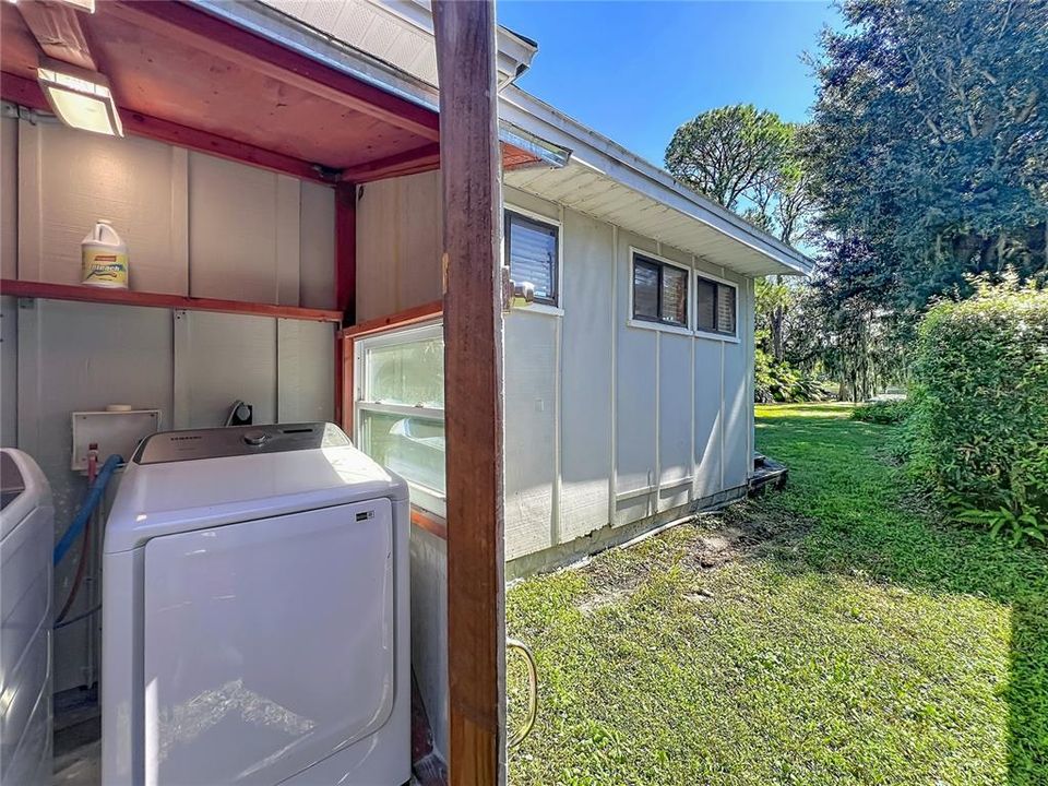 For Sale: $325,000 (2 beds, 1 baths, 1040 Square Feet)