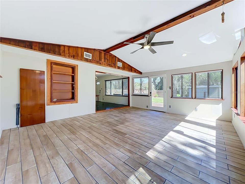 For Sale: $325,000 (2 beds, 1 baths, 1040 Square Feet)